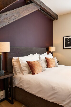 Deluxe Room | Minibar, in-room safe, desk, laptop workspace - Hotel FRANQ (Antwerp)
