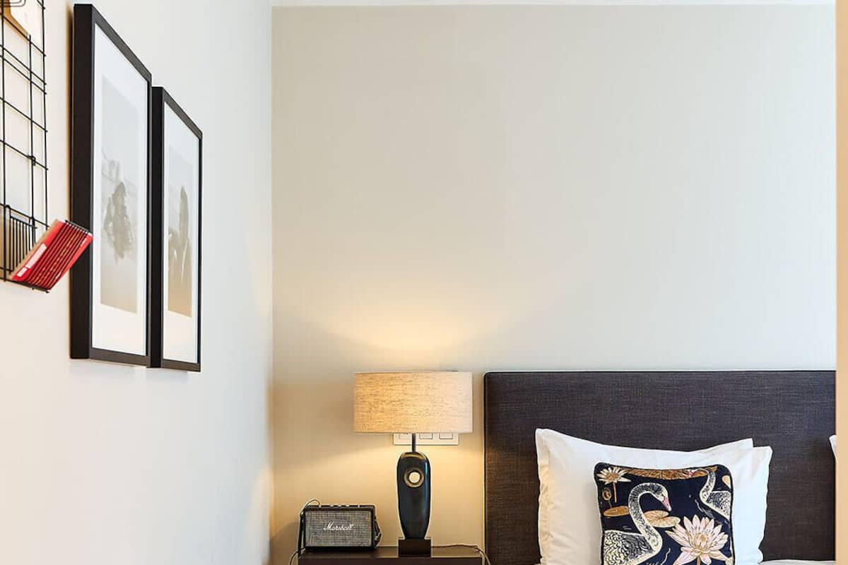 Classic Room | Minibar, in-room safe, desk, laptop workspace