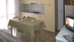 Apartment, 1 Bedroom | In-room dining