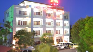 Un hôtel à plusieurs étages, reconnaissable à son enseigne bien visible indiquant : « Tilko Jaffna City Hotel ».