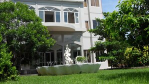 Un bâtiment moderne sur lequel on peut lire l’inscription suivante : « TILKO JAFFNA CITY HOTEL ».