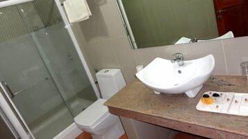 Buồng tắm vòi sen, đồ dùng nhà tắm miễn phí, máy sấy tóc, khăn tắm