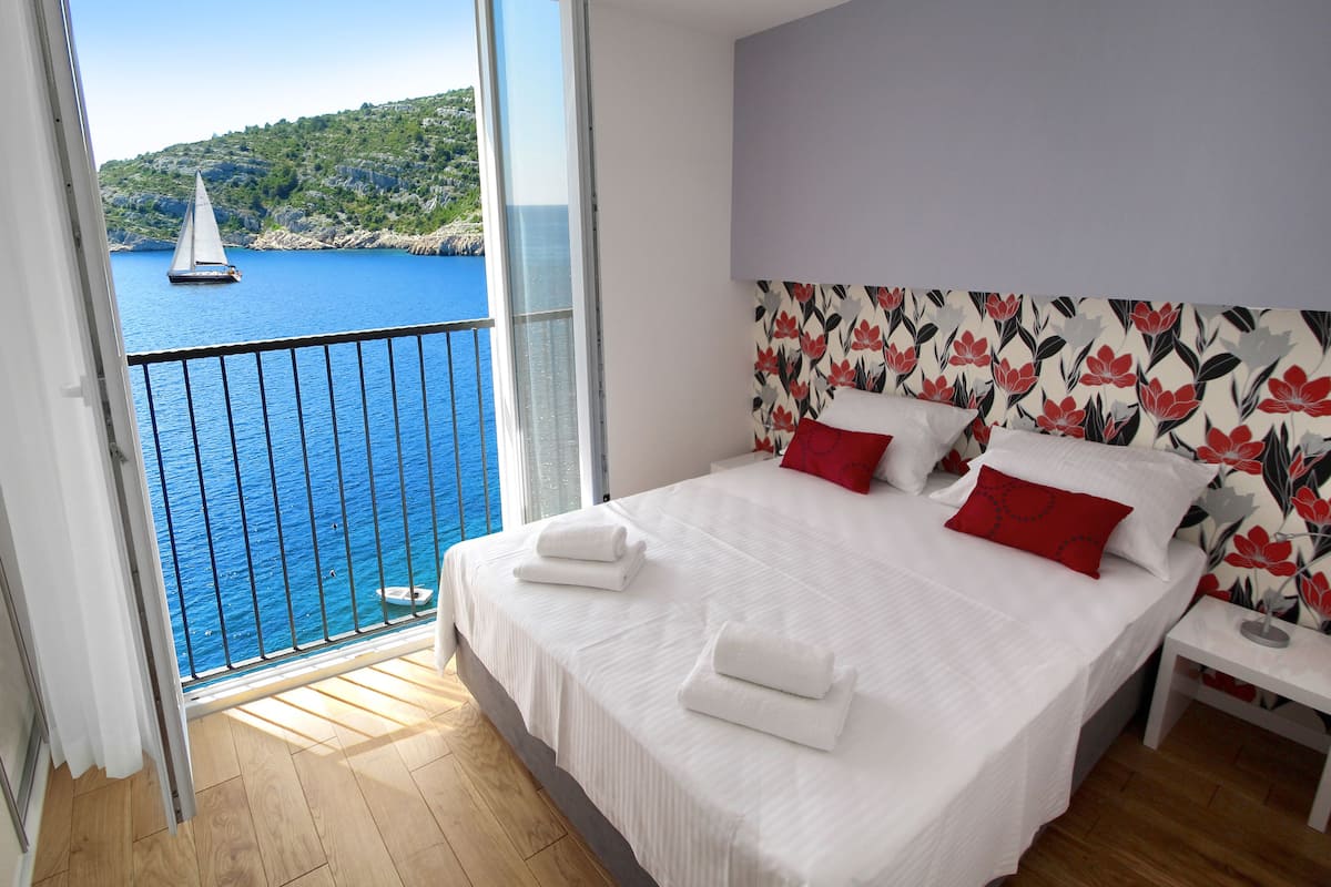 Premium appartement, 2 slaapkamers, terras, uitzicht op zee | 2 slaapkamers, hypoallergeen beddengoed, een kluis op de kamer