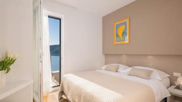 Apartemen Comfort, 2 kamar tidur, patio, pemandangan laut | 2 kamar tidur, seprai antialergi, brankas, dan meja kerja