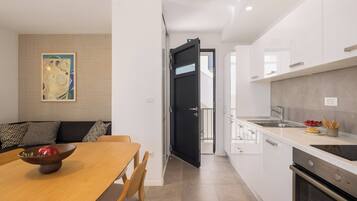 Penthouse, 2 Schlafzimmer, Terrasse, Meerblick | Eigene Küche | Großer Kühlschrank, Ofen, Herdplatte, Geschirrspüler