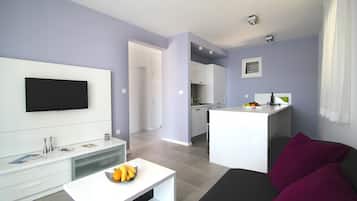 Exclusive-Apartment, 2 Schlafzimmer, Terrasse, Meerblick | Wohnbereich | Flachbildfernseher