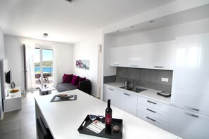 Comfort Apartment, 2 Bedrooms, Patio, Sea View | Living area