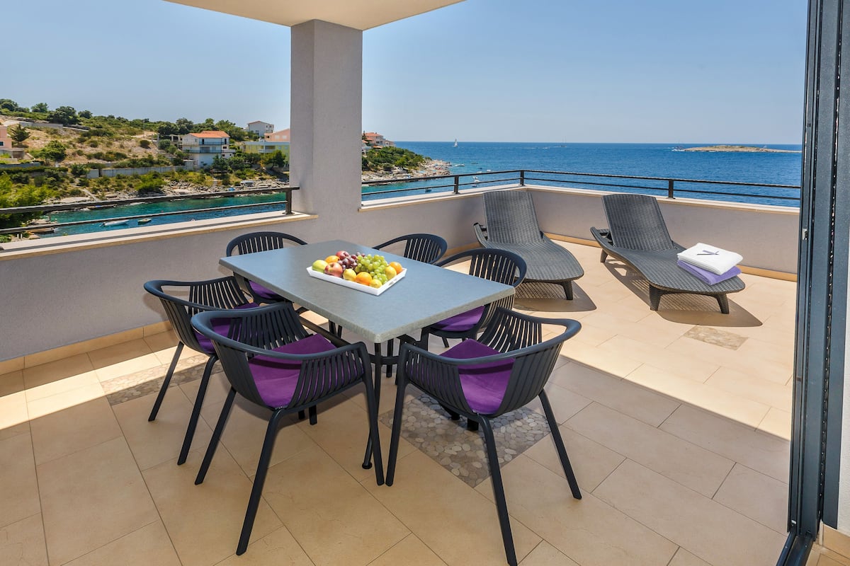Penthouse, 2 slaapkamers, terras, uitzicht op zee | Terras