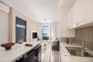 Departamento Confort, 2 habitaciones, patio, vista al mar | Cocina privada | Refrigerador con congelador, horno, parrilla de estufa y lavavajillas