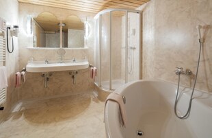 Cubrecamas, caja de seguridad en la habitaciĂłn y escritorio