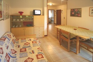 Appartamento, 2 camere da letto | Area soggiorno | TV a schermo piatto