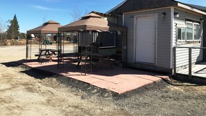 BBQ/picnic area - Trading Post Motel - Motel 1 (Ignace)