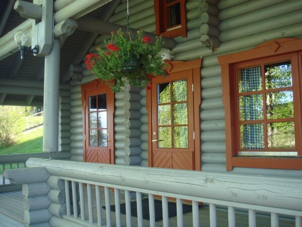 Villa – comfort, utsikt mot innsjø | Terrasse/patio