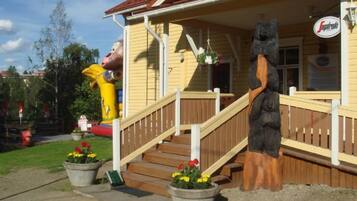 Vista frontal de la propiedad