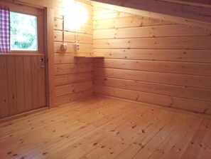 Hytte, delt bad, utsikt mot innsjø (Bivouac with electricity) | 1 soverom, skrivebord, lydisolert og strykejern/-brett