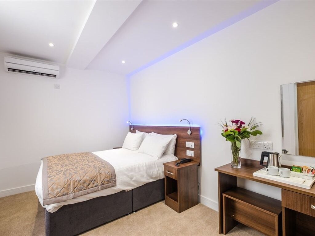 Photo - Signature Hotel London