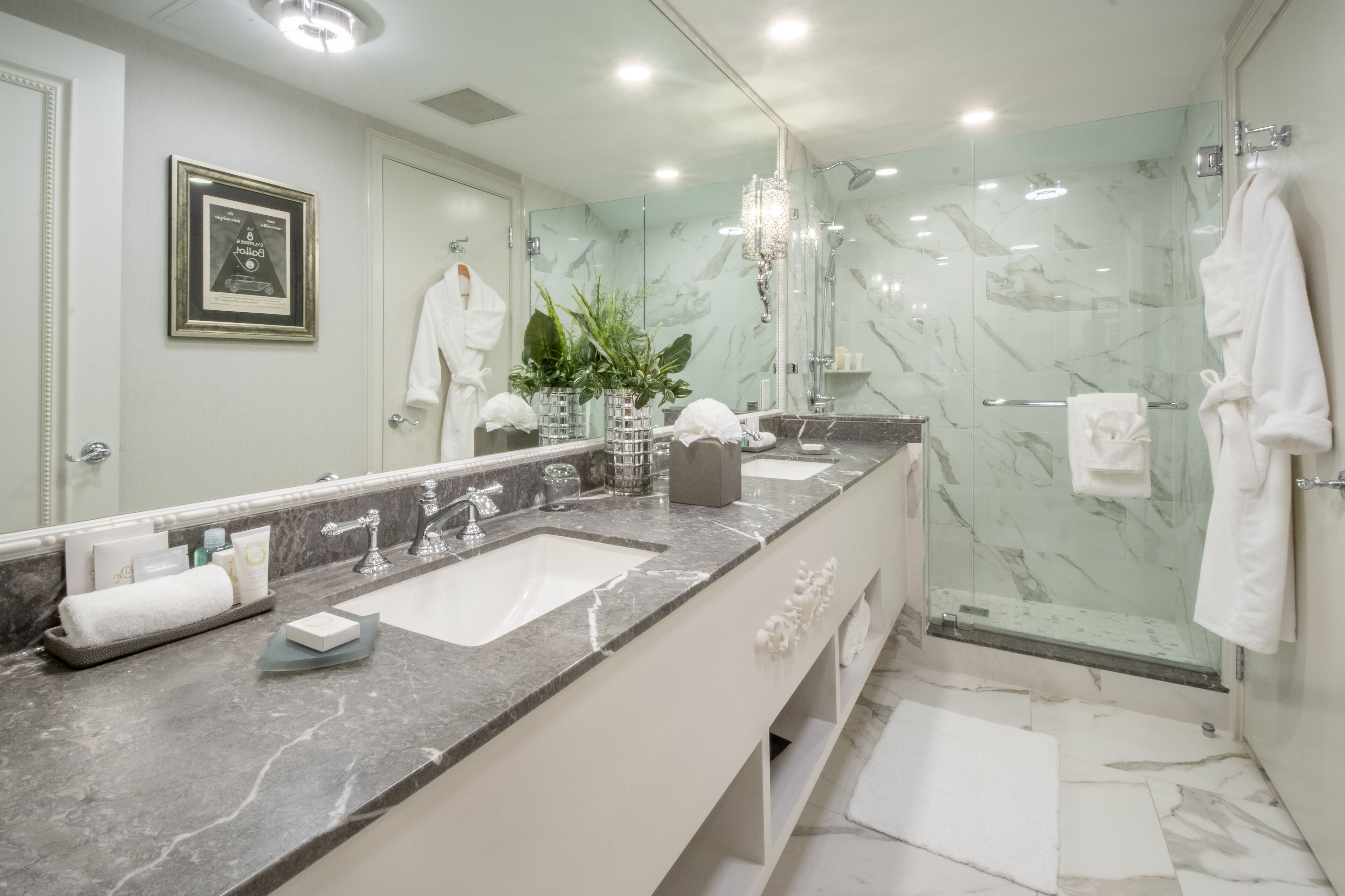 superior room, 1 king bed (atrium view) | bathroom | free toiletries, hair dryer, bathrobes, slippers