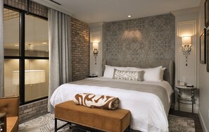 Quarto superior, 1 cama King (Atrium View) | Roupas de cama premium, frigobar, cofres nos quartos, escrivaninha