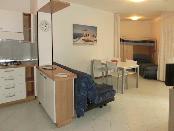 Appartement, 1 chambre (5 pax) | Salle de séjour | Téléviseur