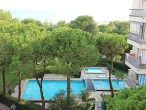 Piscine extérieure en saison