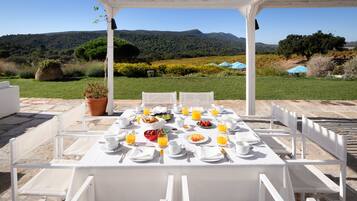 Aamiainen, lounas ja illallinen; paikallinen keittiö