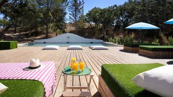 2 piscines extérieures, parasols de plage, chaises longues