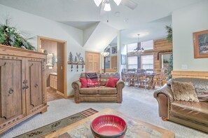 Cabaña, 3 habitaciones, tina, vista a la montaña (Bear Creek Cabin) | Área de sala de estar | Chimenea y reproductor de DVD