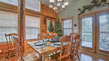Cabin, 3 Bedrooms, Bathtub, Mountain View (Bear Creek Cabin) | In-room dining