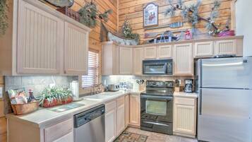 Cabin, 3 Bedrooms, Bathtub, Mountain View (Bear Creek Cabin) | Private kitchen | Microwave, oven, coffee/tea maker