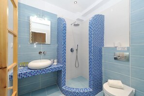 Superior Room | Bathroom | Shower, free toiletries, hair dryer, towels - Asterolithos (Santorini)