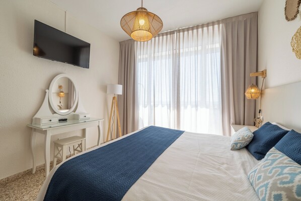 Double Room, Sea View | Desk, blackout drapes, free cribs/infant beds, free WiFi