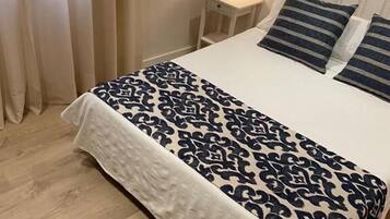 Bureau, rideaux occultants, lits bébé (gratuits), Wi-Fi gratuit