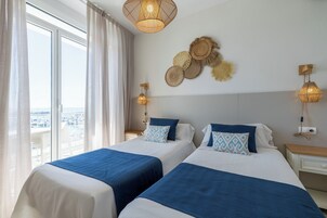 Habitación doble, vistas al mar | Escritorio, cortinas opacas, wifi gratis