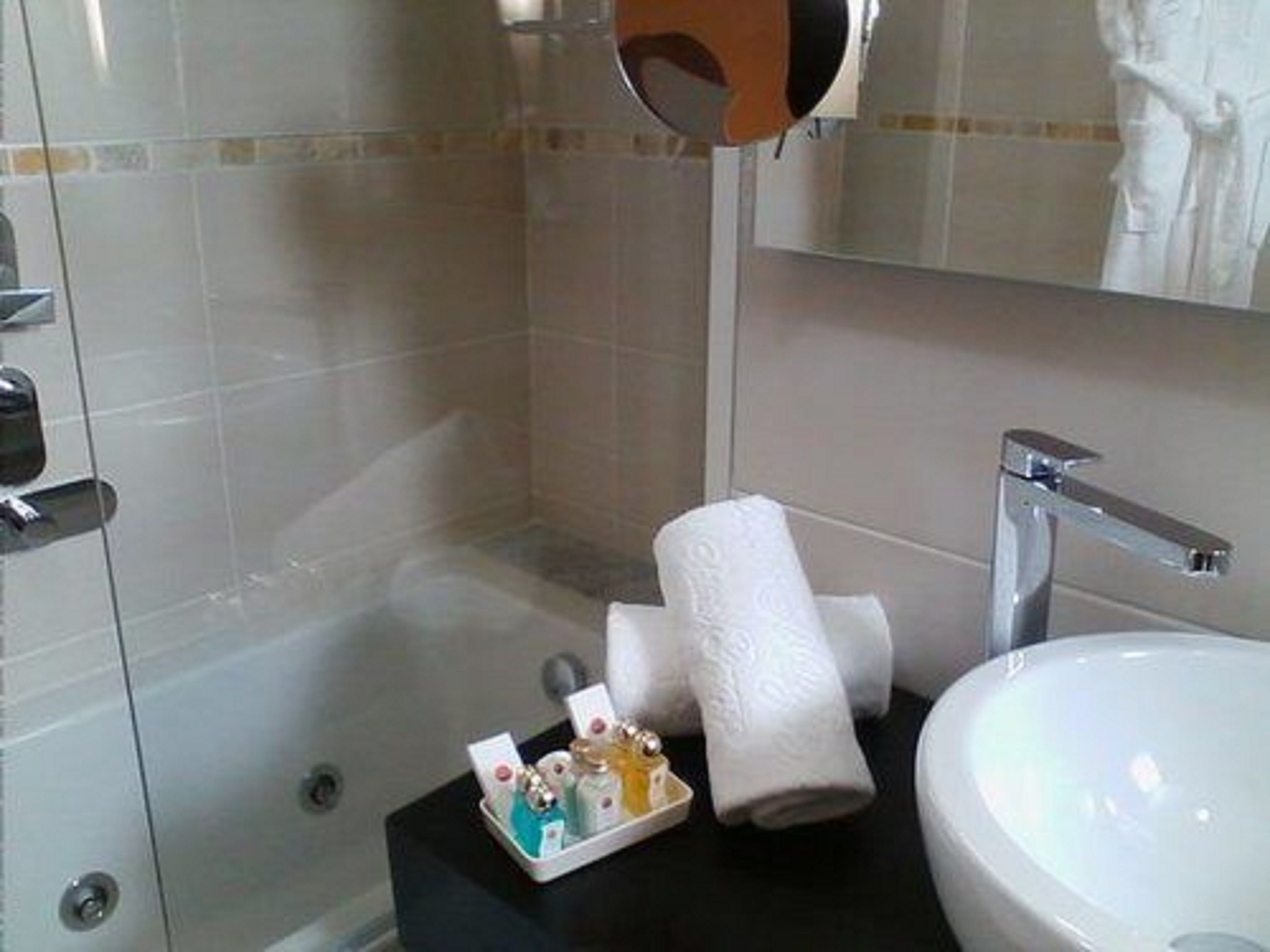 junior suite | bathroom | free toiletries, hair dryer, towels