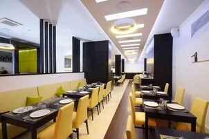 Se sirven almuerzos y cenas, cocina internacional