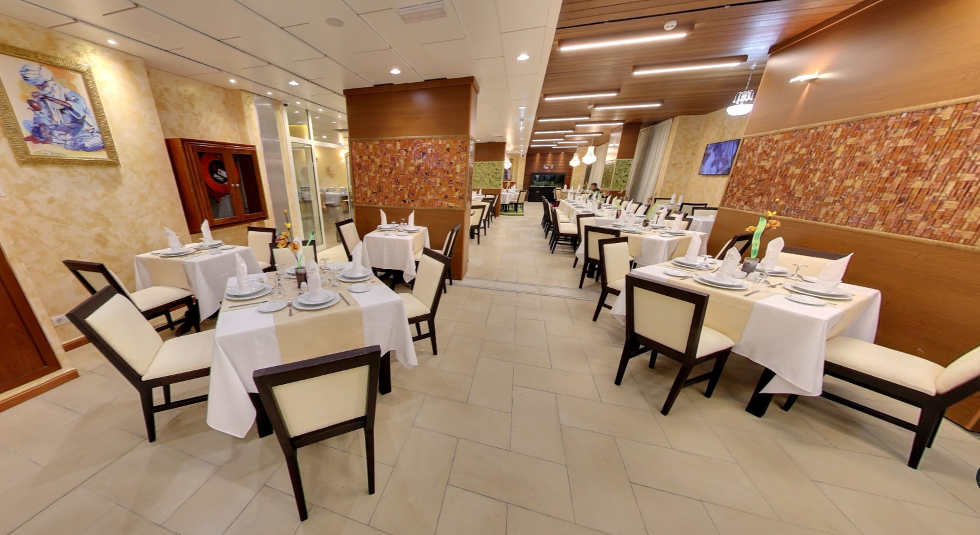 lunch and dinner served, international cuisine