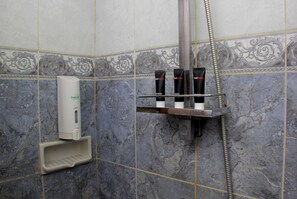 Chambre Double | Salle de bain | Douche, articles de toilette gratuits, serviettes fournies