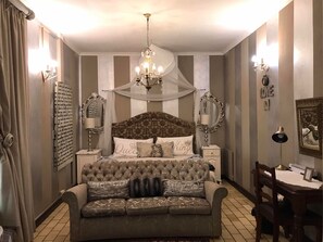 Cubrecamas, escritorio y espacio para trabajar con laptop 