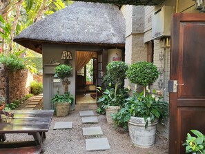 Hope | Vistas al patio