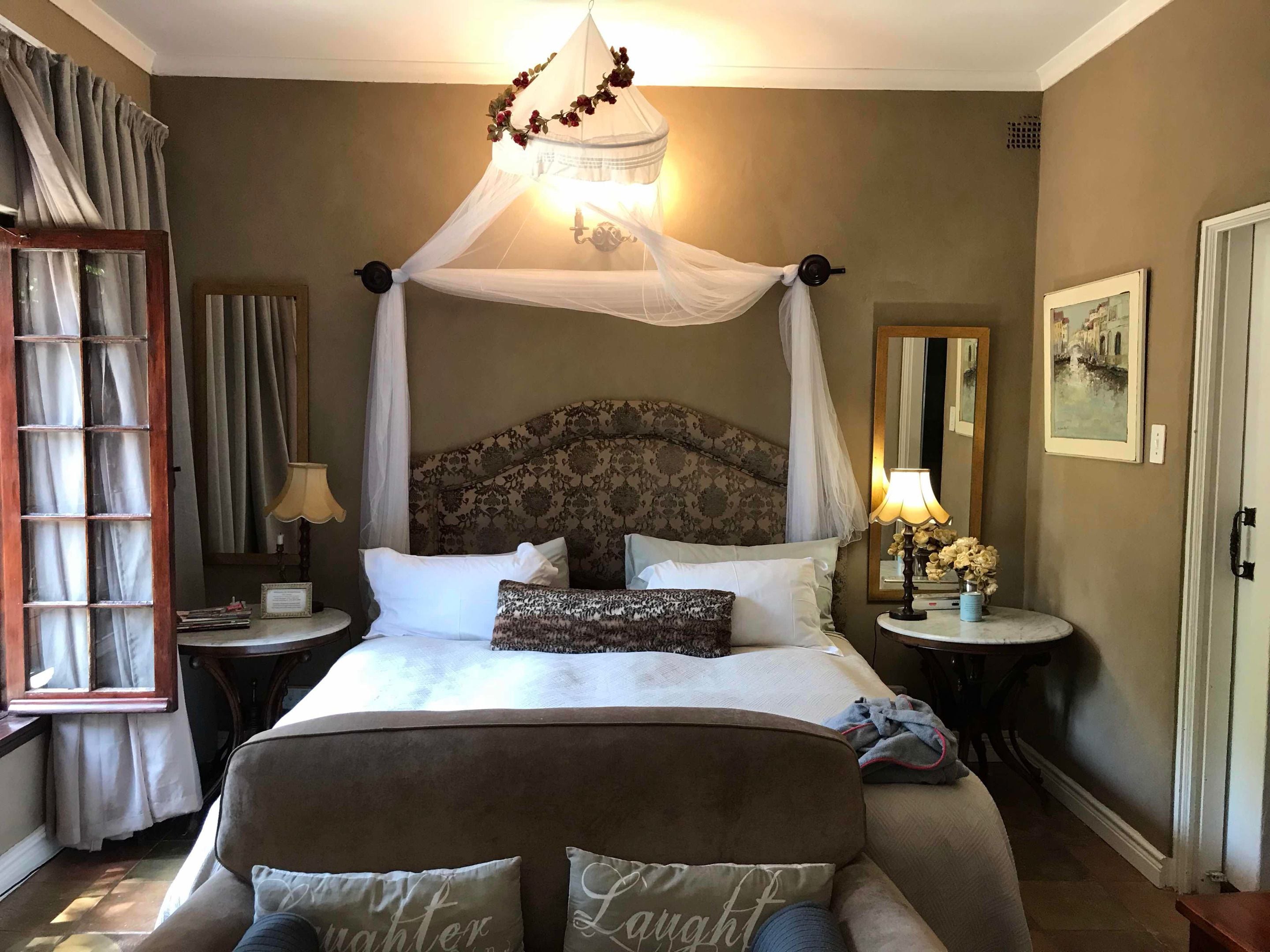 Laughter | Selimut bulu angsa, meja kerja, dan ruang kerja ramah laptop