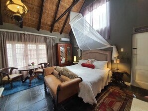 Cubrecamas, escritorio y espacio para trabajar con laptop 