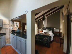 Comfort Studio | Private kitchen | Fridge, microwave, stovetop, coffee/tea maker - Waterhouse Guest Lodges 295 Indus Street (Pretoria)