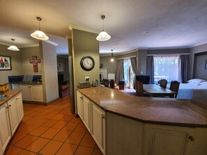 Appartement Confort | Cuisine privée | Réfrigérateur, four à micro-ondes, surface de cuisson, cafetière-théière