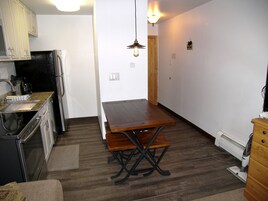 Refrigerador con freezer, microondas, horno, cafetera/tetera