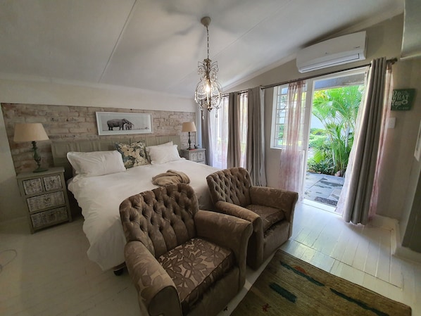 Daffodil | Desk, iron/ironing board, free WiFi