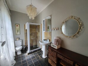 Lily | Bathroom