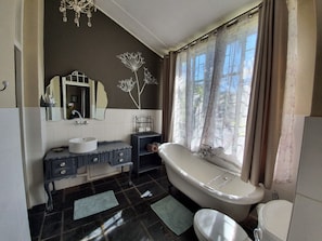 Angelica | Bathroom