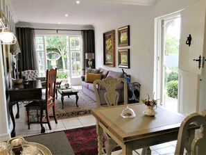 Suite ejecutiva, 1 habitación (Executive Suite) | Zona de estar | Una televisión de pantalla plana