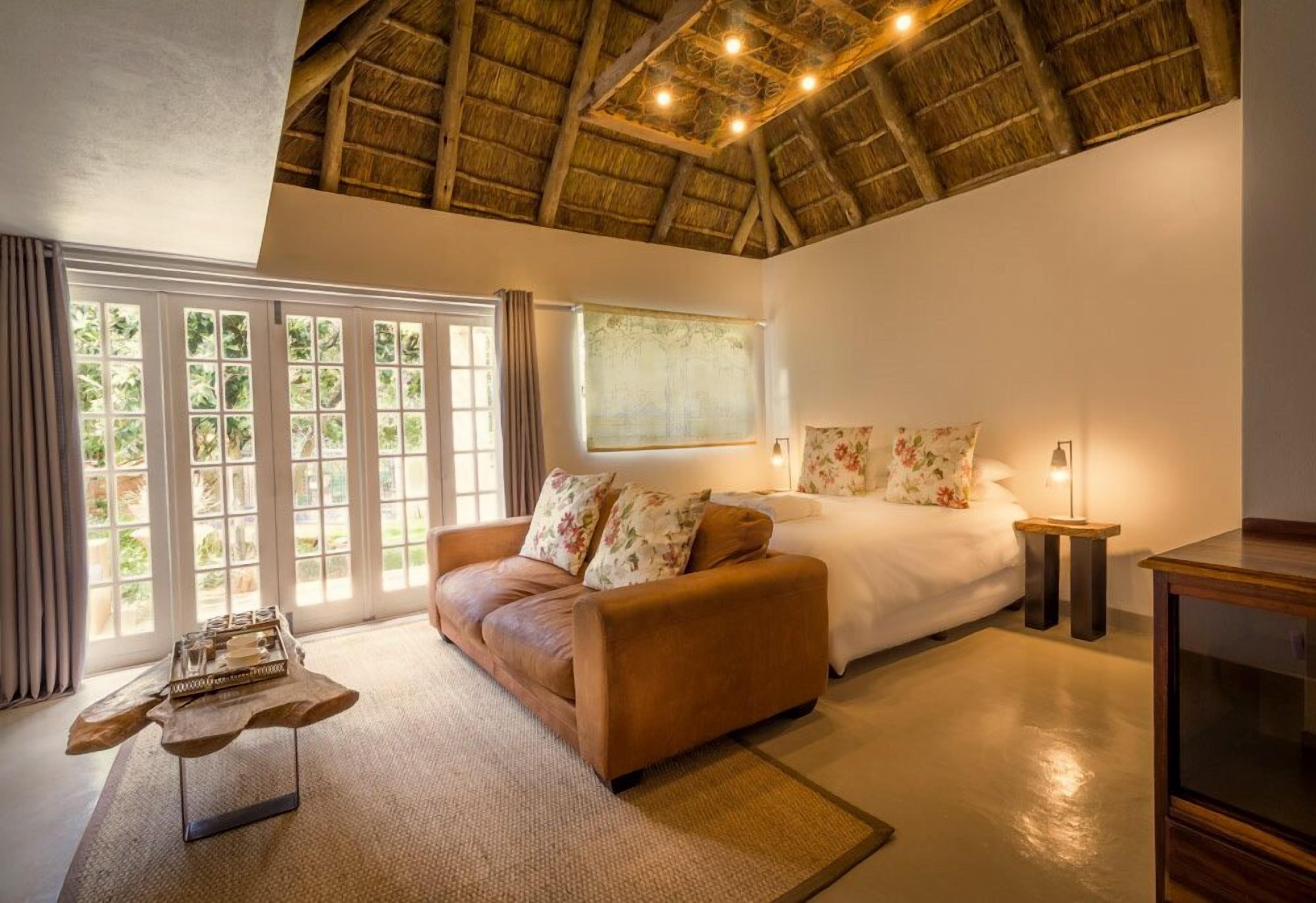 Luxury Room, 1 Bedroom | Minibar, in-room safe, desk, soundproofing