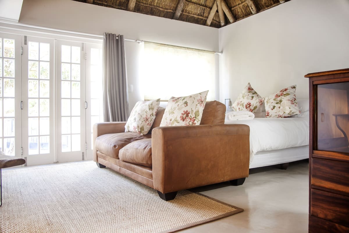 Luxury Room, 1 Bedroom | Minibar, in-room safe, desk, soundproofing